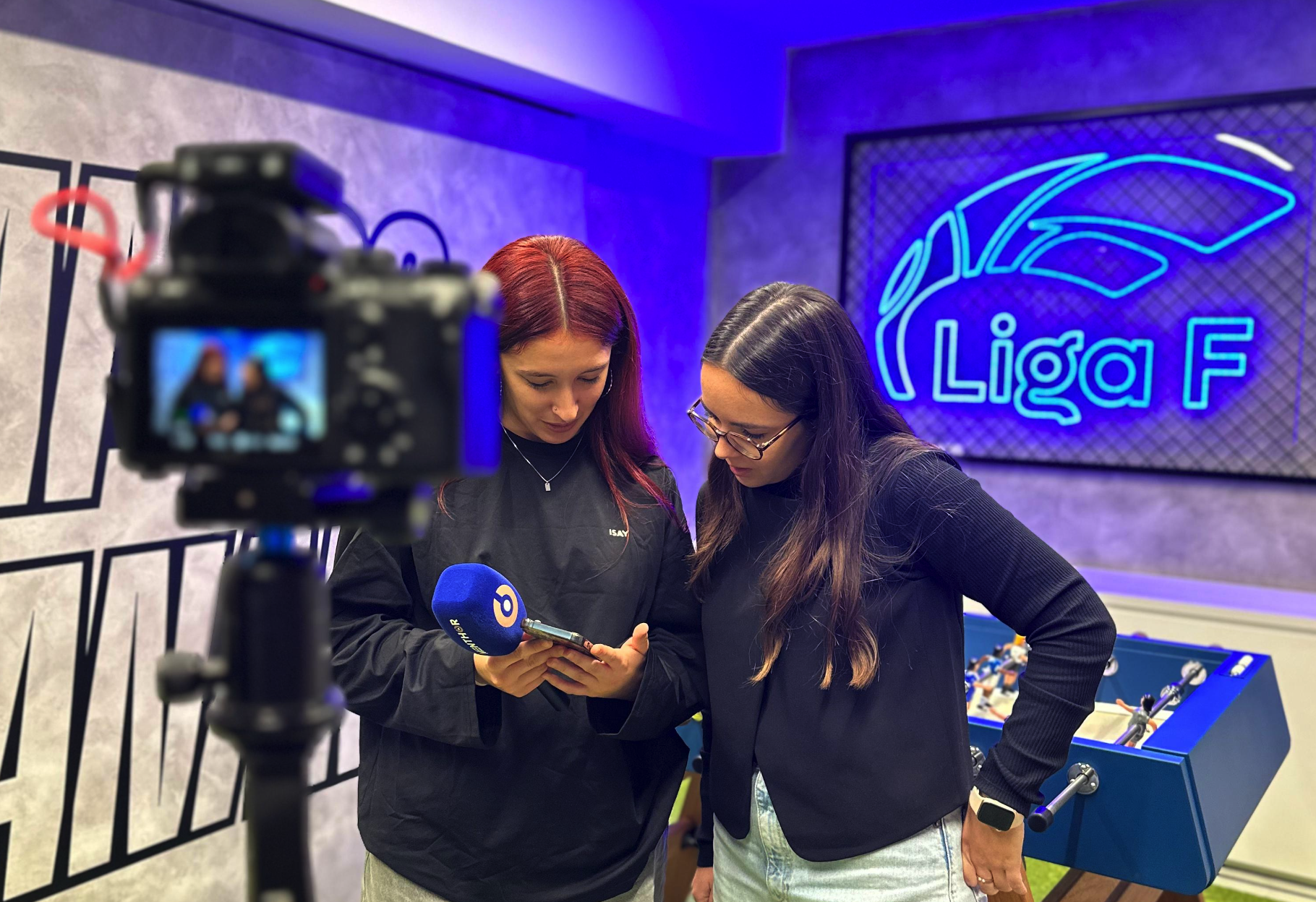 Dos periodistas con el micrófono de Menthor